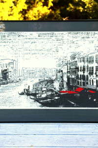 WSPOMNIENIE NR 4 (REMEMBRANCE No. 4) Venice, canal, moored gondolas, buildings, calm sky, red awnings over one shop. Wenecja, kanał, zacumowane gondole, budynki, spokojne niebo, czerwone markizy nad jednym sklepem. Paweł Naumowicz